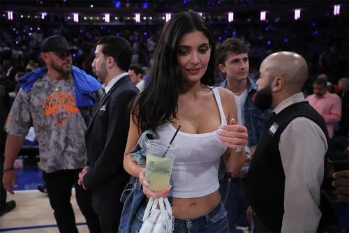 Kylie Jenner xuất hiện bên bạn trai là Timotheé Chalamet - một người hâm mộ lâu năm của New York Knicks.