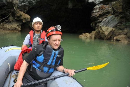 Howard trên xuồng cao su trước cửa ra hang Tú Làn. Ảnh: Lam Phong
