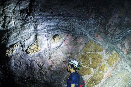 Vách đá vôi bên trong Sơn Đoòng - hang động lớn nhất thế giới, với các lớp trầm tích đá vôi xen kẽ, như cuốn biên niên sử lưu trữ những dữ liệu địa chất vô giá về quá trình kiến tạo của Trái đất qua hàng trăm triệu năm. Ảnh: Kim Dung