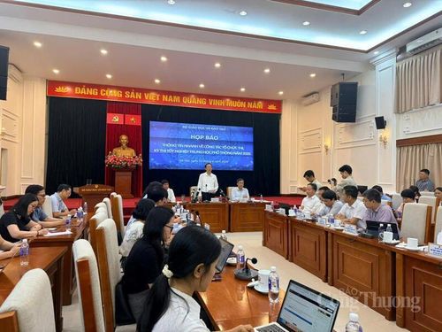 Toàn cảnh buổi họp báo.