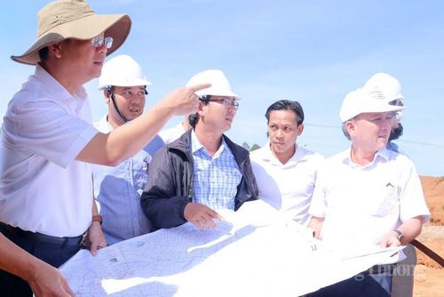 Phó Chủ tịch UBND tỉnh Quảng Ngãi Nguyễn Công Hoàng (bìa trái) liên tục đi kiểm tra tại hiện trường các dự án có vốn đầu tư công để đốc thúc tiến độ. Ảnh: Nguyễn Dương