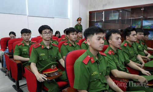 Các đại biểu tham dự hội thảo khoa học.