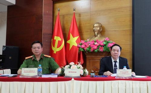 NGƯT PGS.TS Vũ Đình Ngọ - Bí thư Đảng ủy, Phó Hiệu trưởng Trường Đại học Điện lực (bên phải) và Đại tá PGS.TS Nguyễn Đăng Sáu, Phó Giám đốc Học viện Cảnh sát nhân dân (bên trái) chủ trì hội thảo và điều hành phần tham luận.