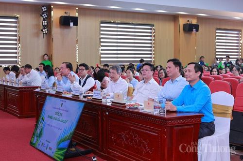 Ban Giám khảo gồm các chuyên gia, nhà quản lý và đại diện các tổ chức hoạt động trong lĩnh vực kinh tế, năng lượng và truyền thông. Ảnh: Quỳnh Trang