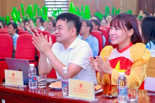 Ông Nguyễn Văn Minh, Tổng Biên tập Báo Công Thương và bà Nguyễn Ngọc Tâm, Phó Chánh Văn phòng Cục Quản lý và Phát triển thị trường trong nước, Bí thư Đoàn Thanh niên Bộ Công Thương. Ảnh: Quỳnh Trang