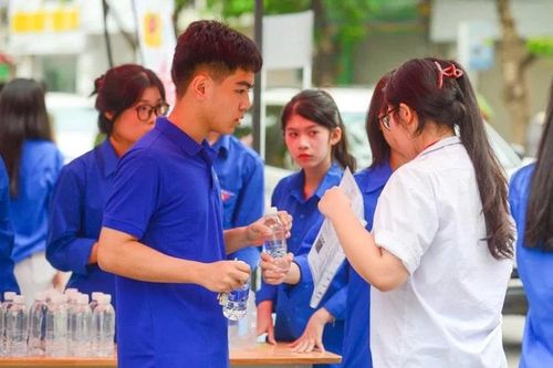 Lực lượng thanh niên tình nguyện có mặt tại các điểm thi từ sớm, sẵn sàng hỗ trợ thí sinh. Ảnh: Hoàng Đông.