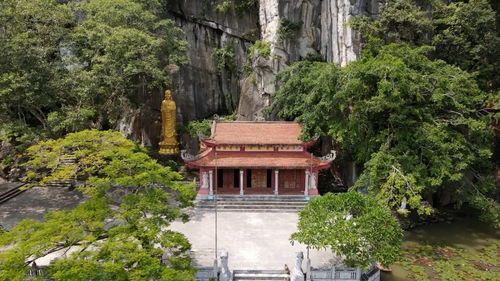 Không chỉ sở hữu cảnh quan thiên nhiên thơ mộng, cùng những hang động tự nhiên độc đáo; Kim Sơn còn là nơi lưu giữ nhiều giá trị văn hóa và tâm linh, nổi bật là chùa Linh Ứng. Chùa Linh Ứng từ lâu đã là nơi sinh hoạt tín ngưỡng của người dân địa phương, đồng thời là điểm đến linh thiêng cho du khách thập phương