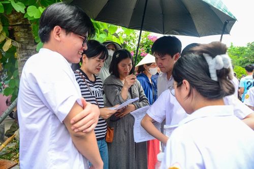 Nhiều phụ huynh cũng có mặt tại các điểm thi từ sớm để chờ đón con em hoàn thành kỳ thi quan trọng. Khi thấy con bước ra khỏi cổng trường với nụ cười trên môi, nhiều phụ huynh không giấu được niềm xúc động.