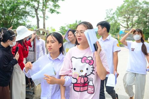 Đối với nhiều học sinh lớp 12, kỳ thi tốt nghiệp THPT không chỉ là cuộc kiểm tra kiến thức sau 12 năm đèn sách mà còn là dấu mốc quan trọng trên hành trình trưởng thành, mở ra những lựa chọn cho tương lai.