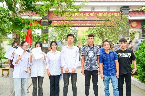 Bên cạnh niềm vui vì hoàn thành kỳ thi, nhiều thí sinh cũng dành thời gian lưu lại những kỷ niệm cuối cùng bên bạn bè và thầy cô. Những tấm ảnh tập thể, những lời chúc dành cho nhau hay những cái bắt tay hẹn gặp lại đã tạo nên bầu không khí đầy cảm xúc tại các điểm thi.