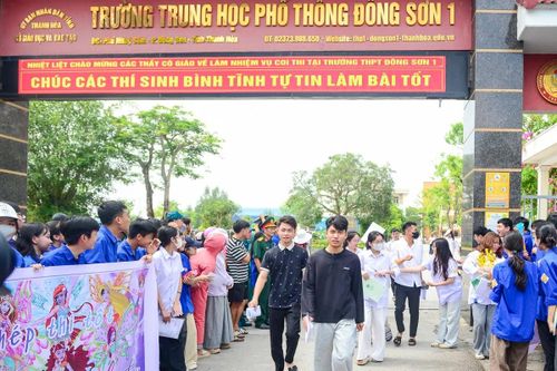 Tại các điểm thi trên địa bàn tỉnh Thanh Hóa, không khí sau giờ thi trở nên sôi động hơn thường lệ. Những tiếng cười, những cái ôm chúc mừng và những bức ảnh lưu niệm cùng bạn bè, thầy cô đã tạo nên những khoảnh khắc đáng nhớ của tuổi học trò.