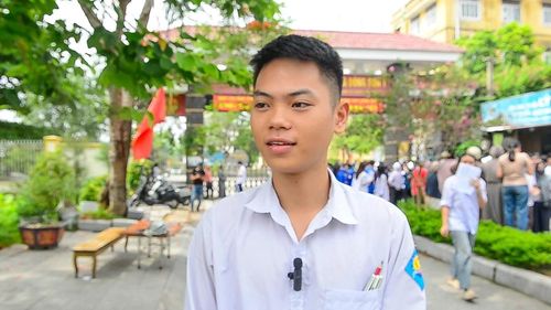 Em Lê Đăng Toản cho biết, bản thân khá hài lòng với kết quả làm bài ở các môn tự chọn. “Sau khi hoàn thành kỳ thi em cảm thấy khá là hài lòng. Ngay bây giờ, về nhà em sẽ dành thời gian nghỉ ngơi, vui chơi để tự thưởng cho mình sau cả một năm học ôn luyện căng thẳng”.