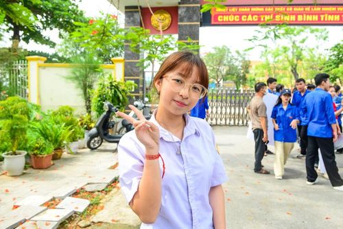 Em Hoàng Cẩm Tú, học sinh trường THPT Đông Sơn 1 chia sẻ: “Khi nộp bài thi môn cuối cùng, em cảm thấy rất nhẹ nhõm. Dù kết quả thế nào thì em cũng đã cố gắng hết sức”.