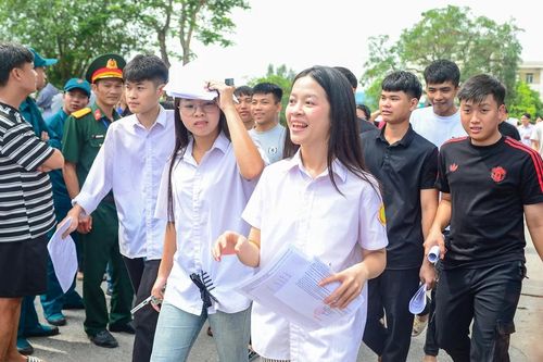 Sau thời gian dài ôn luyện căng thẳng và hai ngày thi với áp lực lớn, phần lớn thí sinh đều cảm thấy như vừa trút bỏ được gánh nặng.