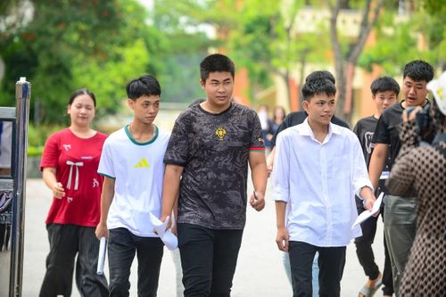 Sau kỳ thi, mỗi học sinh sẽ lựa chọn cho mình một hướng đi riêng, từ cánh cửa Đại học, Cao đẳng đến các cơ hội học nghề và việc làm khác.