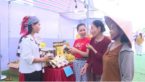 Nhiều khách hàng quan tâm tìm hiểu và mua sản phẩm hạt mắc ca của HTX Thành Phát, xã Thượng Ninh.