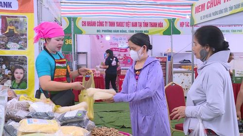Khách hàng đến tham quan mua sắn tại các gian hàng.