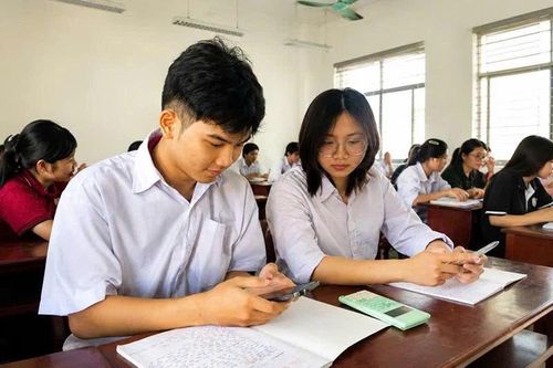Học sinh Trường THPT Hoàng Lê Kha, xã Hà Trung sử dụng các công cụ AI để tìm kiếm học liệu, hỗ trợ ôn tập kỳ thi tốt nghiệp THPT.