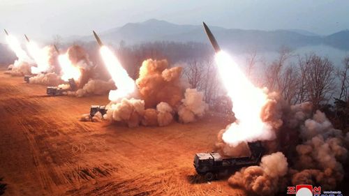 (KCNA) công bố báo cáo cho thấy, cuộc tập trận tấn công bằng hỏa lực của các đơn vị pháo phản lực Triều Tiên tại một địa điểm không được tiết lộ ở Triều Tiên. Ảnh: Reuters