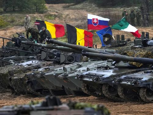 Lực lượng NATO trong một cuộc tập trận bắn đạn thật ở Latvia. Ảnh: Reuters