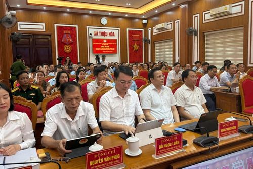 Các đại biểu và cử tri tham gia buổi tiếp xúc