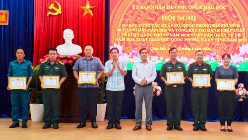 Khen thưởng các tập thể, cá nhân có thành tích trong công tác quân sự, quốc phòng tại địa phương.