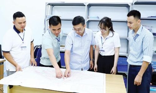 Cán bộ Phòng Kinh tế, Hạ tầng và Đô thị phường Việt Yên trao đổi, xem xét công tác quy hoạch đô thị trên địa bàn.