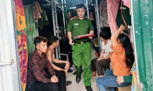 Công an phường Nếnh kiểm tra cư trú, test ma túy tại một khu lán trại có nhiều lao động ngoại tỉnh tạm trú.