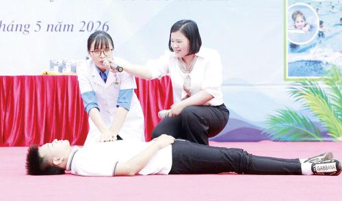  Hội Liên hiệp Phụ nữ phường Chũ phối hợp tổ chức tuyên truyền kỹ năng phòng chống đuối nước cho học sinh. 