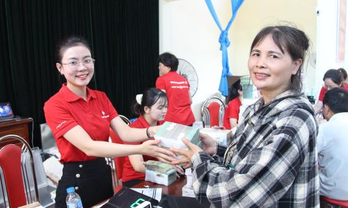  Người dân thôn Thủ Pháp nhận tiền bồi thường đất ở và tài sản. 