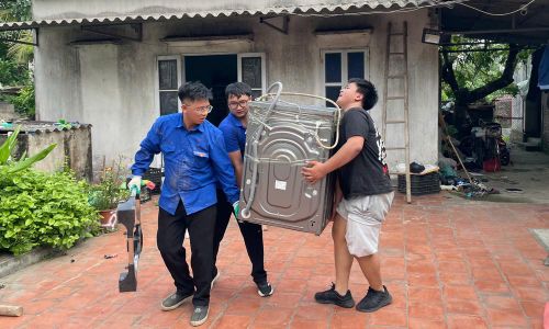  Đoàn viên thanh niên hỗ trợ người dân thôn Mỹ Thôn di chuyển tài sản. 