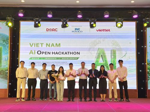 Phó Chủ tịch UBND thành phố Hồ Quang Bửu (thứ 5, từ phải sang) trao giải Nhất cuộc thi Vietnam Al Open Hackathon cho đội Port8889. Ảnh: QUỐC TUẤN