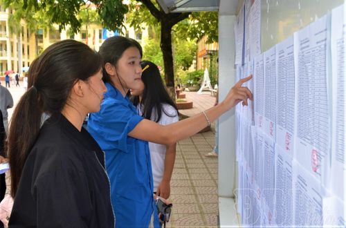 Đoàn viên Trường THPT Điện Biên Phủ hỗ trợ thí sinh tìm phòng thi.