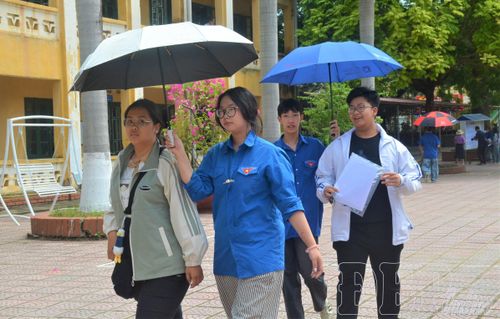 Thanh niên tình nguyện hỗ trợ đưa thí sinh vào khu vực thi Trường THPT Điện Biên Phủ.