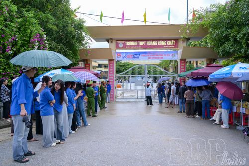 Các lực lượng luôn túc trực hỗ trợ thí sinh tại các điểm thi.