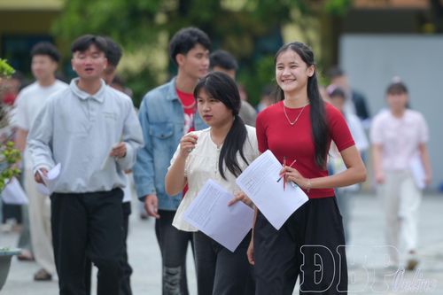 Thí sinh rời điểm thi với tâm trạng thoải mái sau khi hoàn thành các môn thi tự chọn.