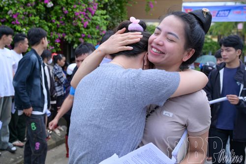 Phụ huynh luôn có mặt tại các điểm thi để động viên, trở thành điểm tựa tinh thần cho các thí sinh trong kỳ thi tốt nghiệp THPT năm 2026.