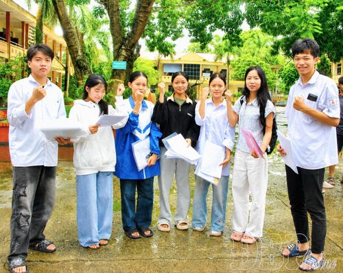 Các sĩ tử Điện Biên thể hiện sự lạc quan sau khi kết thúc môn thi cuối cùng.