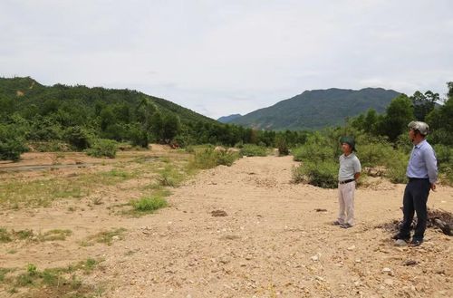 Nhân viên Công ty CP Thác Bà Lake khảo sát thực địa nhằm chuẩn bị cho việc khởi công giai đoạn 1 Dự án đầu tư xây dựng và kinh doanh hạ tầng Cụm công nghiệp Canh Vinh 2. Ảnh: T.S