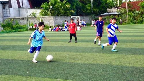 Các cầu thủ trẻ CLB Bóng đá Bồng Sơn được chia nhóm đấu tập, rèn luyện kỹ năng xử lý bóng. Ảnh: Hoàng Minh