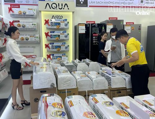 Người dân tìm hiểu máy điều hòa tại một siêu thị điện máy.