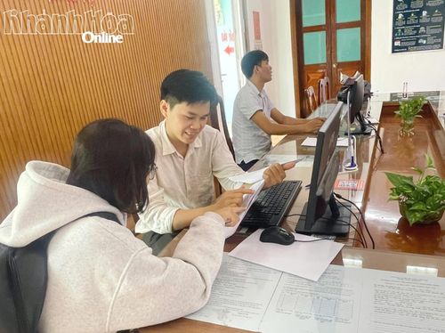 Công chức Trung tâm Phục vụ hành chính công phường Ninh Chử hướng dẫn người dân thực hiện thủ tục hành chính.