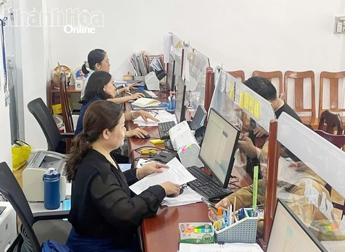 Người dân thực hiện thủ tục hành chính tại Trung tâm Phục vụ hành chính công phường Ninh Chử.