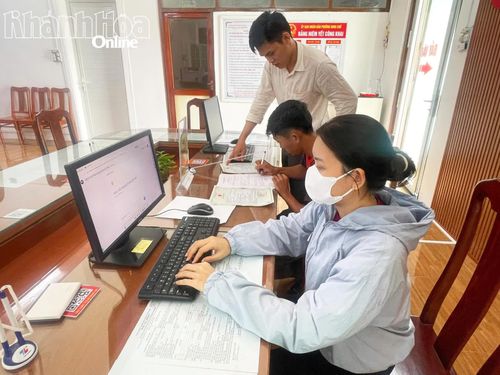 Trung tâm Phục vụ hành chính công phường Ninh Chử bố trí chỗ ngồi và trang thiết bị để người dân tra cứu thông tin thủ tục hành chính và nộp hồ sơ trực tuyến.
