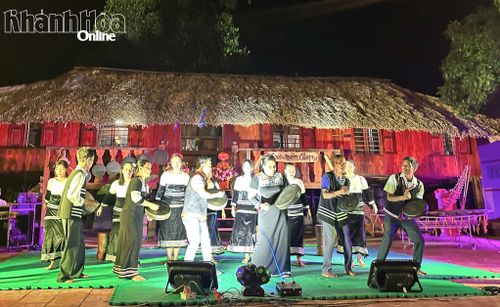 Biểu diễn mã la phục vụ du khách trong chương trình "Sắc màu Raglai".