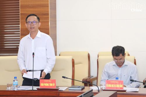 Lãnh đạo Văn phòng Tỉnh ủy phát biểu ý kiến.