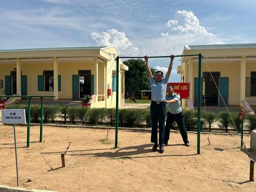 Thí sinh thực hành nội dung thi kiểm tra thể lực.