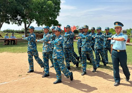 Thí sinh thực hành nội dung thi chỉ huy trung đội thực hiện động tác điều lệnh đội ngũ trong khung 25x25m.