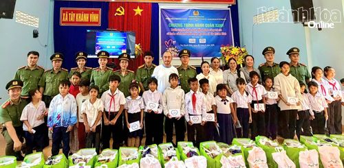 Chương trình "Hành quân xanh" mang đến nhiều phần quà ý nghĩa cho học sinh xã Tây Khánh Vĩnh.