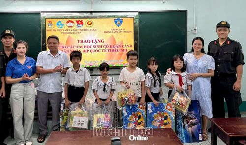 Chi đoàn III - Phòng Cảnh sát cơ động Công an tỉnh phối hợp với Đoàn phường Bảo An và nhóm thiện nguyện TP. Hồ Chí Minh tặng quà cho học sinh Trường Tiểu học Bảo An I.